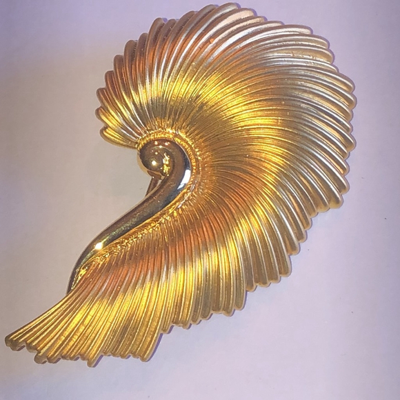 Vintage Jewelry - Crystaline Brand Elegant Gold Toned Retro Boho Shell Brooch